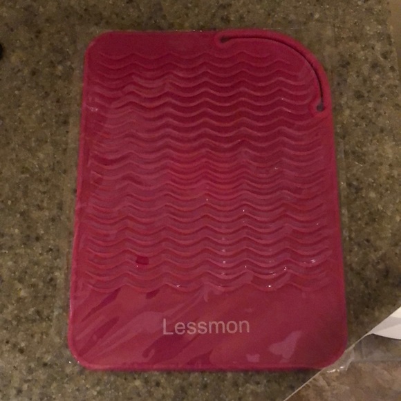 Silicone mat for hot beauty appliances (curling iron, flat iron, hair dryer, etc - Picture 1 of 5